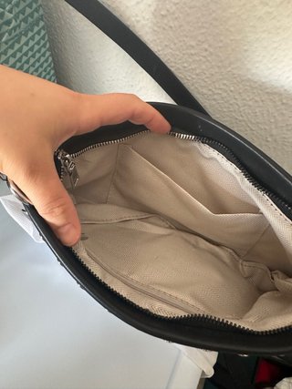 Bolso negro con tachuelas plateadas