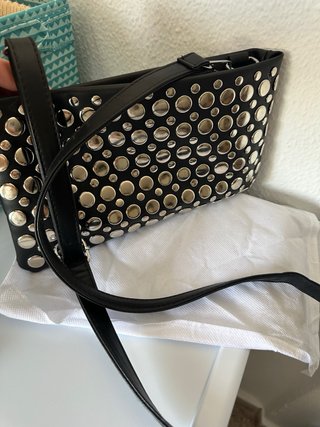 Bolso negro con tachuelas plateadas