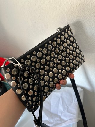 Bolso negro con tachuelas plateadas