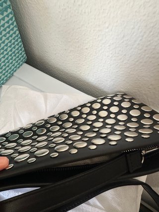 Bolso negro con tachuelas plateadas