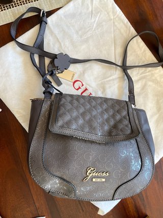 Bolso Guess gris acolchado