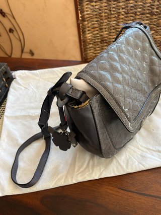 Bolso Guess gris acolchado