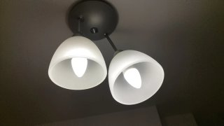 Lámpara de dos bombillas techo plata y blanco