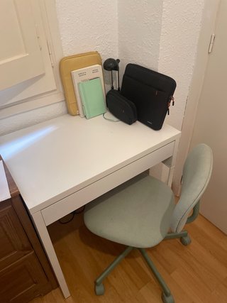 Escritorio blanco y silla de ruedas verde
