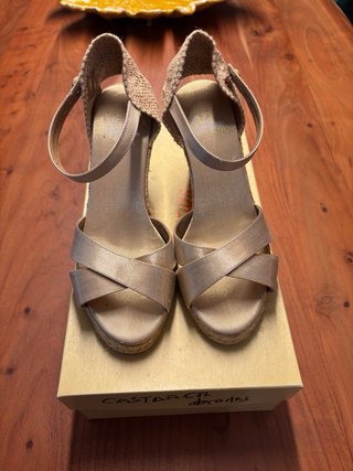 Sandalias cuña esparto Castañer beige/doradas