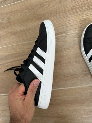 Zapatillas Adidas Negras y Blancas