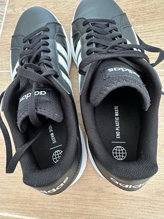 Zapatillas Adidas Negras y Blancas
