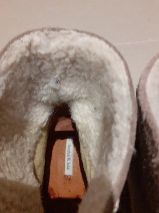 Botas beige de ante con forro interior tipo csmper
