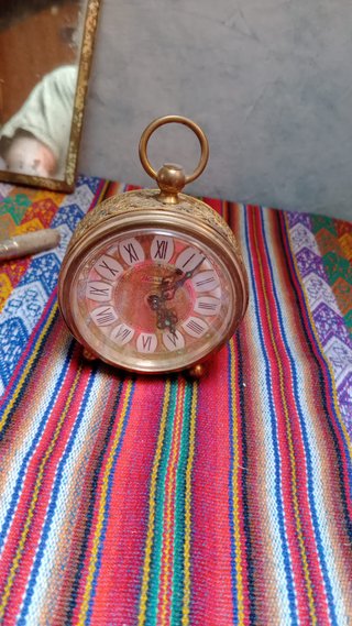 Conjunto de antigüedades: reloj, binoculares