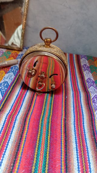 Conjunto de antigüedades: reloj, binoculares