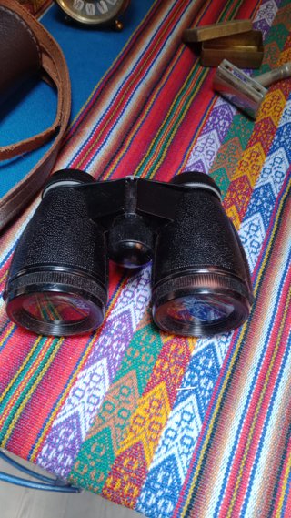 Conjunto de antigüedades: reloj, binoculares