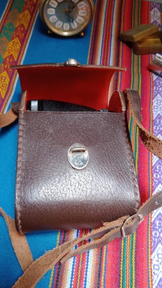Conjunto de antigüedades: reloj, binoculares