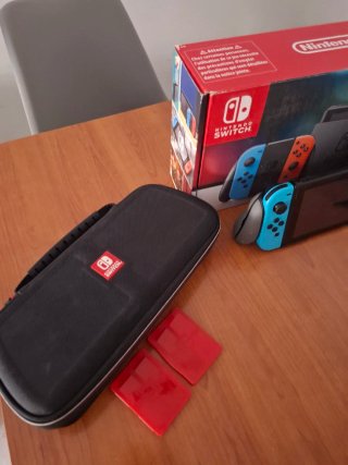 Nintendo Switch con caja y funda