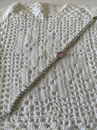 Pulsera plateada con piedra rosa