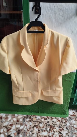 Conjunto amarillo chaqueta y falda
