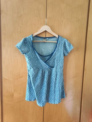 Blusa floral azul y gris talla M