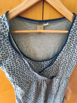 Blusa floral azul y gris talla M