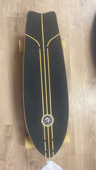 Skate Otero Negro con Rayas Doradas
