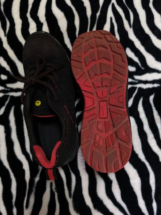 Zapatos de trabajo negros y rojos