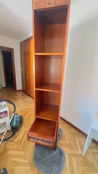 Estantería de madera con cajones