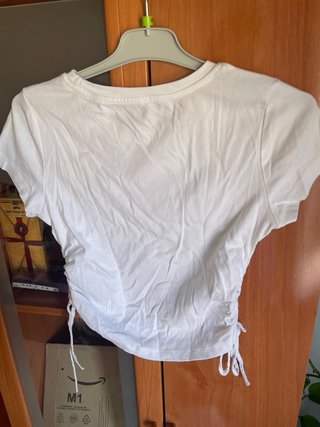 Camiseta corta con flor rosa