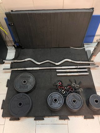 Banco y pesas gimnasio