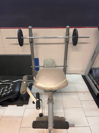 Banco y pesas gimnasio