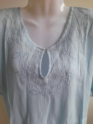 Camiseta azul con bordado floral