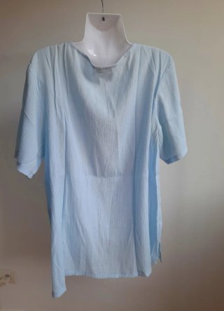 Camiseta azul con bordado floral