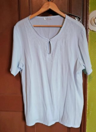 Camiseta azul con bordado floral
