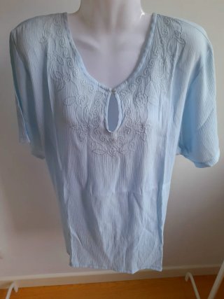 Camiseta azul con bordado floral
