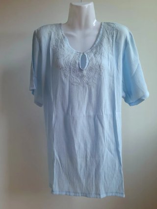 Camiseta azul con bordado floral