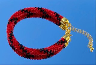 Pulsera artesanal negra y roja