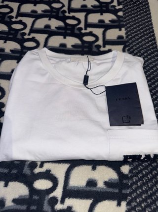 Camiseta Prada Blanca con Bolsillo