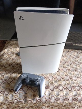 PlayStation 5 con mando y FIFA