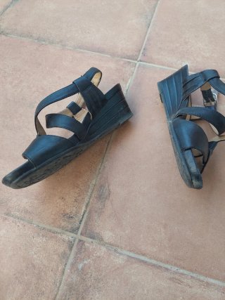 Sandalias negras de tacón
