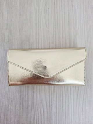 Bolso de mano dorado con cadena