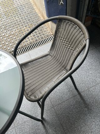 Mesa y 2 sillas terraza cristal y mimbre