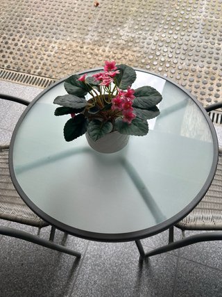 Mesa y 2 sillas terraza cristal y mimbre