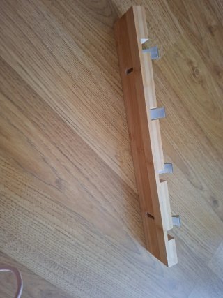Colgador de madera y metal
