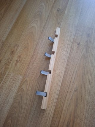Colgador de madera y metal