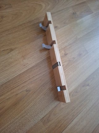Colgador de madera y metal