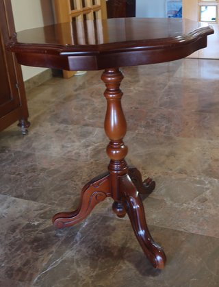 Mesita de centro de madera con diseño floral