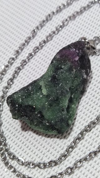 Colgante Rubí Zoisita con cadena aleación.