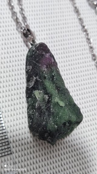 Colgante Rubí Zoisita con cadena aleación.