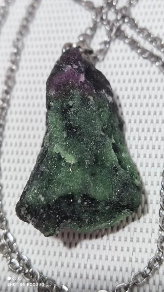 Colgante Rubí Zoisita con cadena aleación.