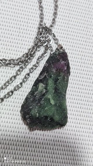 Colgante Rubí Zoisita con cadena aleación.