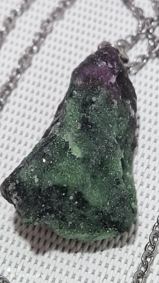 Colgante Rubí Zoisita con cadena aleación.