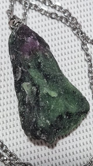 Colgante Rubí Zoisita con cadena aleación.