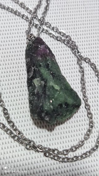 Colgante Rubí Zoisita con cadena aleación.